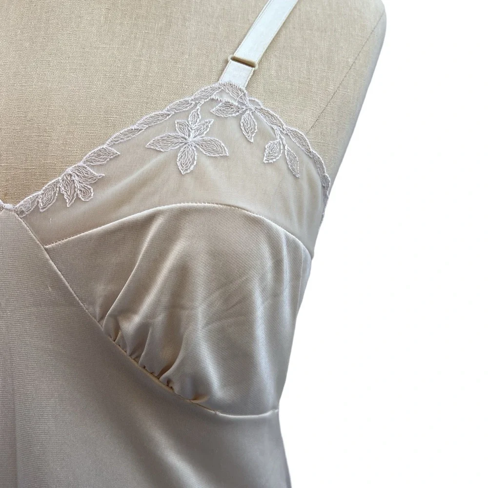 Vintage Grand Design Slip Size 32 - Picture 5 of 9